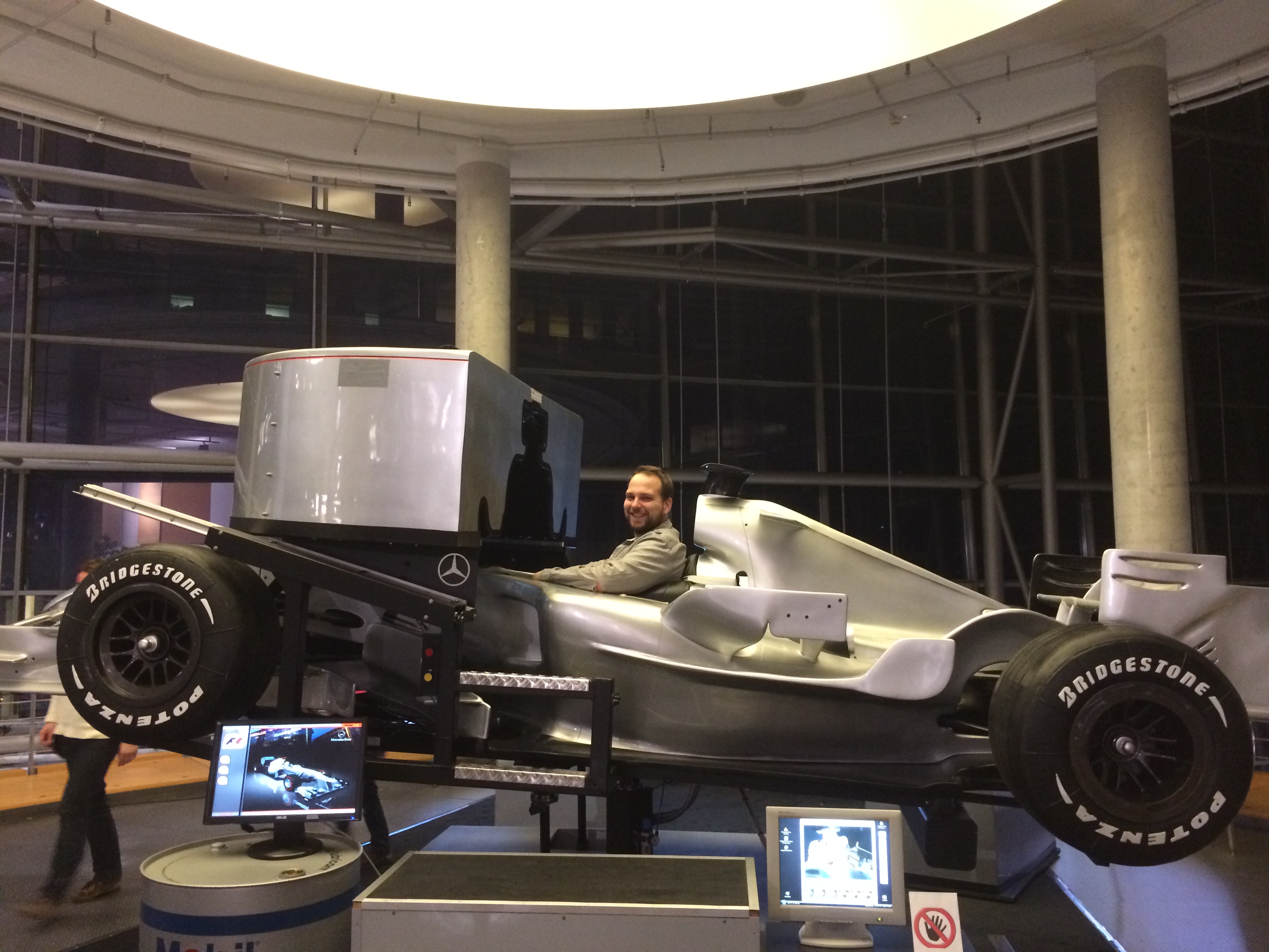 Meine Erfahrung im Formel1-Simulator in der Mercedes-Welt in Berlin.