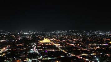 gallery/2026-07-mexico-day-06-guelaguetza-xxx-001_0001-20260721-oaxaca-stadtpanorama-nacht.jpg